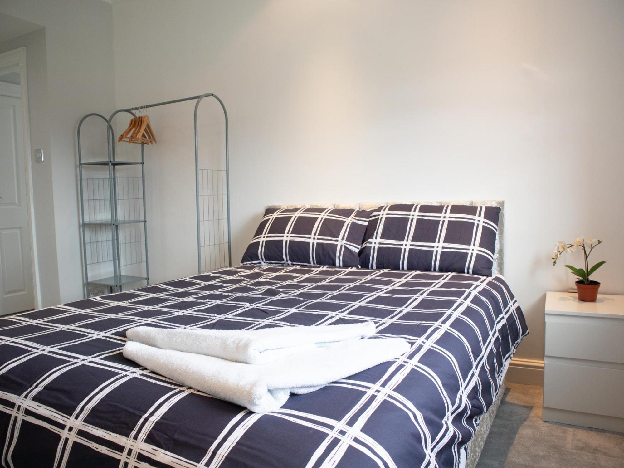 Апартаменти Bright Private Terrace - Free Private Parking - Tv - Wifi - Netflix Кройдон Екстер'єр фото