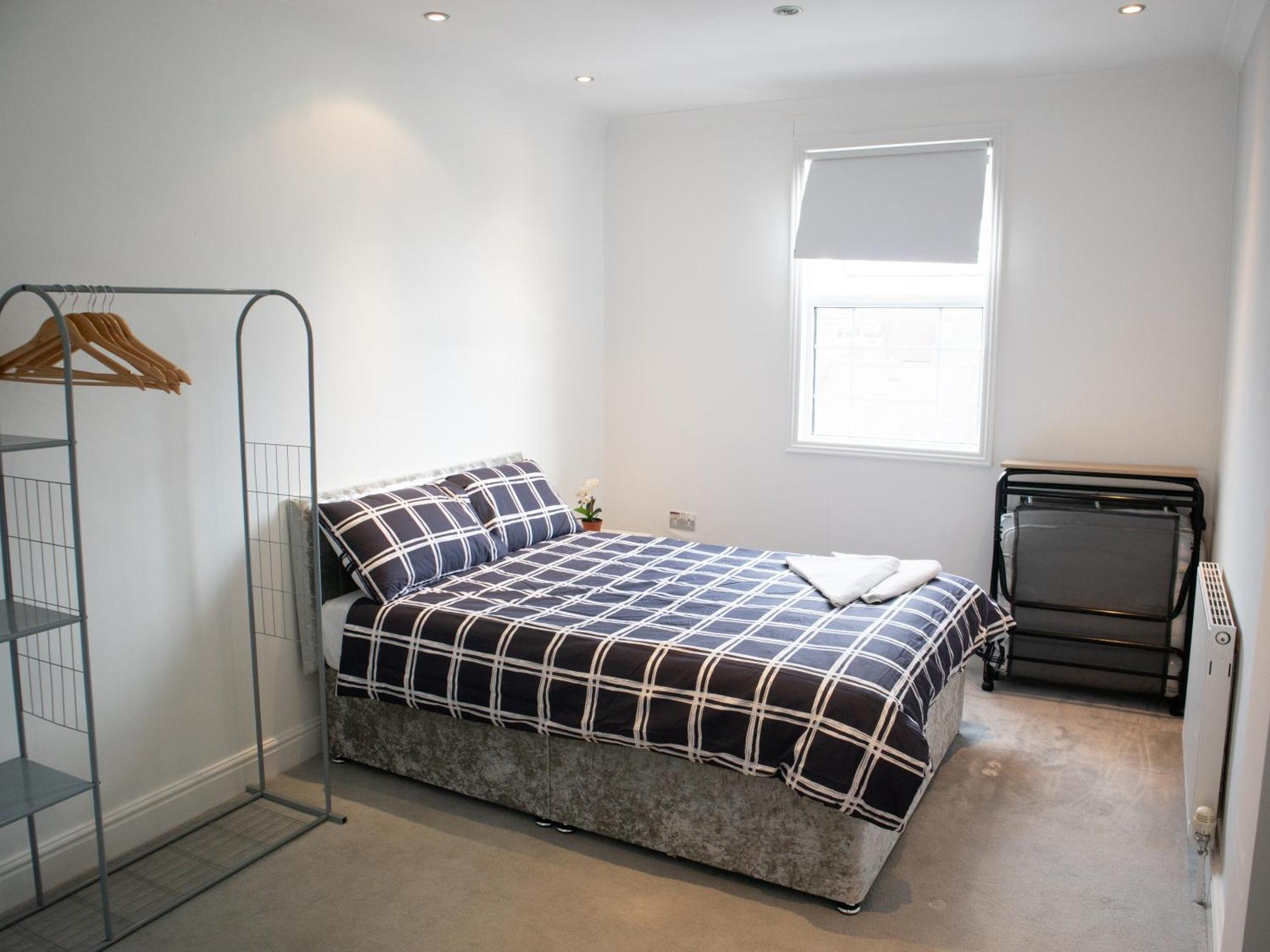 Апартаменти Bright Private Terrace - Free Private Parking - Tv - Wifi - Netflix Кройдон Екстер'єр фото