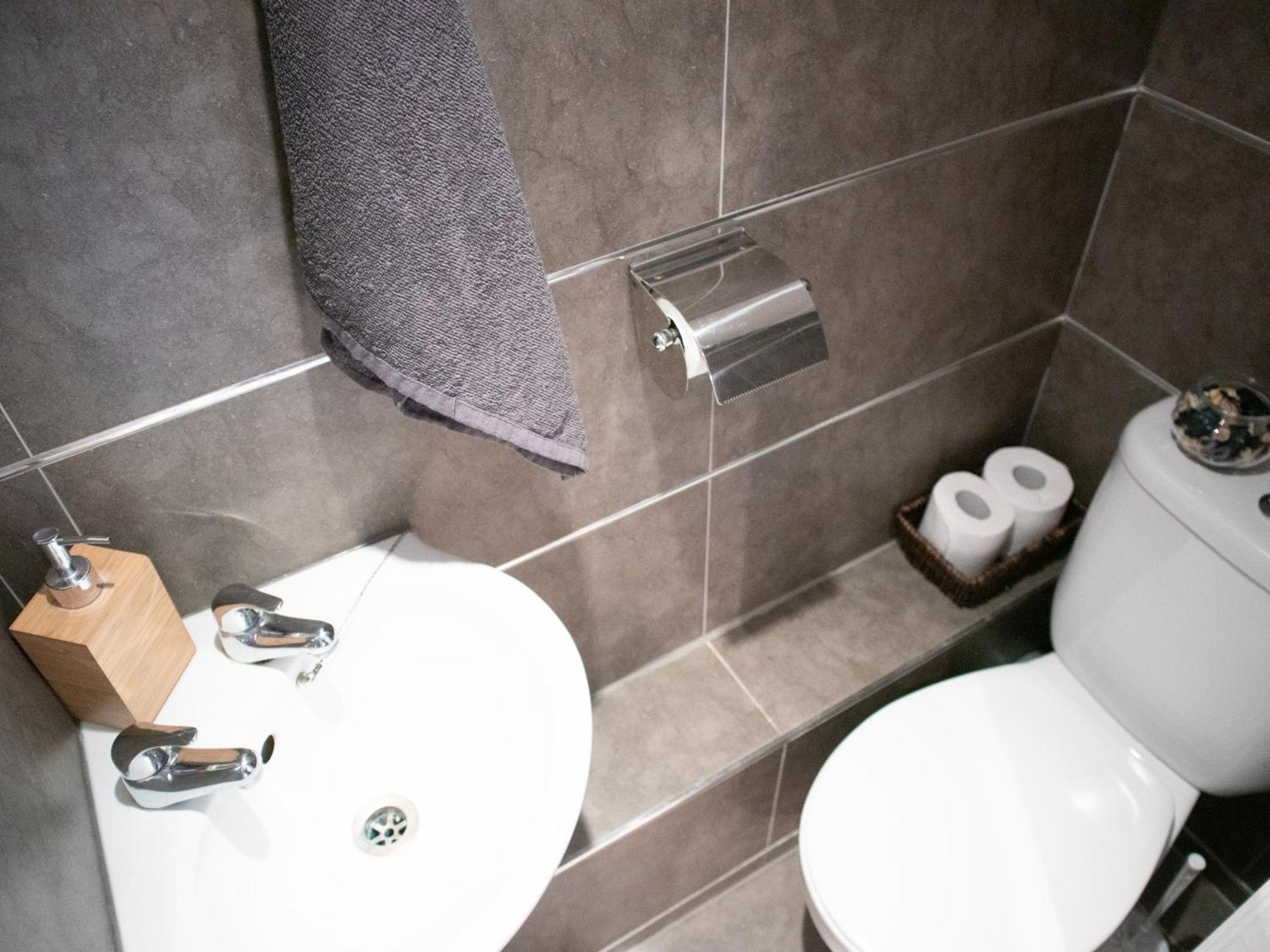Апартаменти Bright Private Terrace - Free Private Parking - Tv - Wifi - Netflix Кройдон Екстер'єр фото