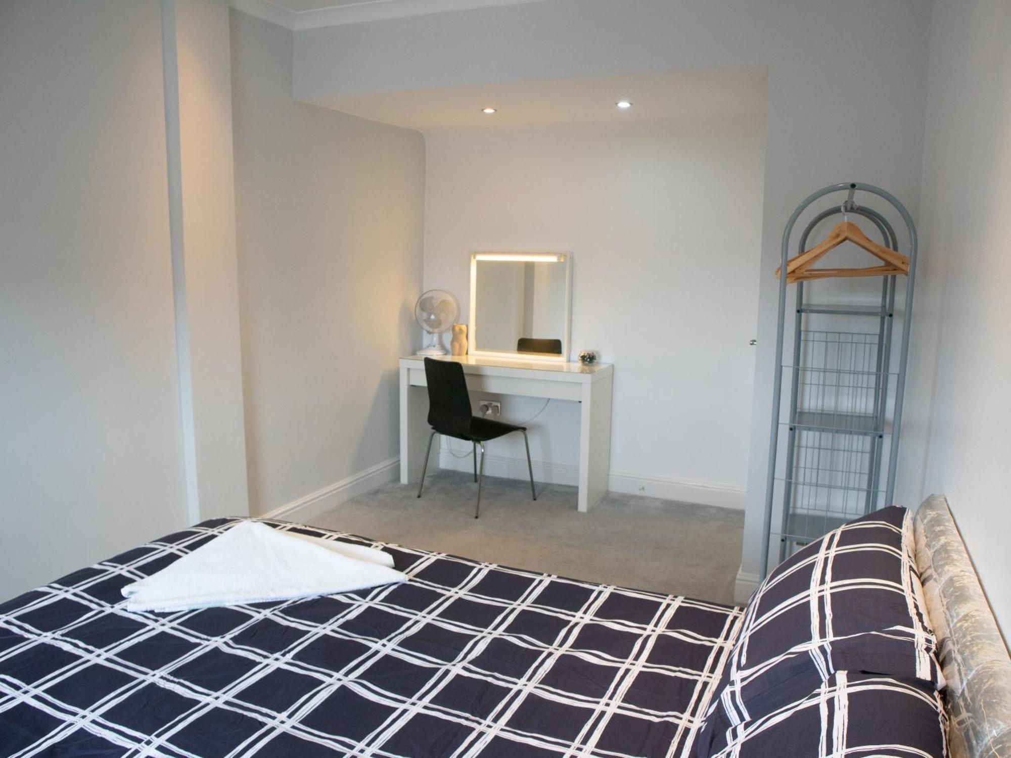Апартаменти Bright Private Terrace - Free Private Parking - Tv - Wifi - Netflix Кройдон Екстер'єр фото